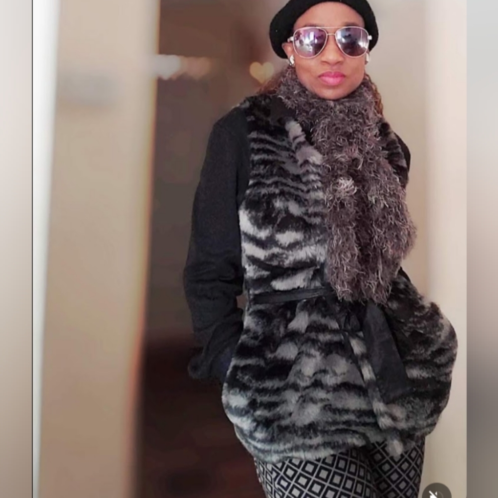 FOREVER 21 VEST WOMENS SZ4 FAUX FUR SILVER & BLUE VEST  ZEBRA INSPIRED PATTERN - Picture 3 of 10